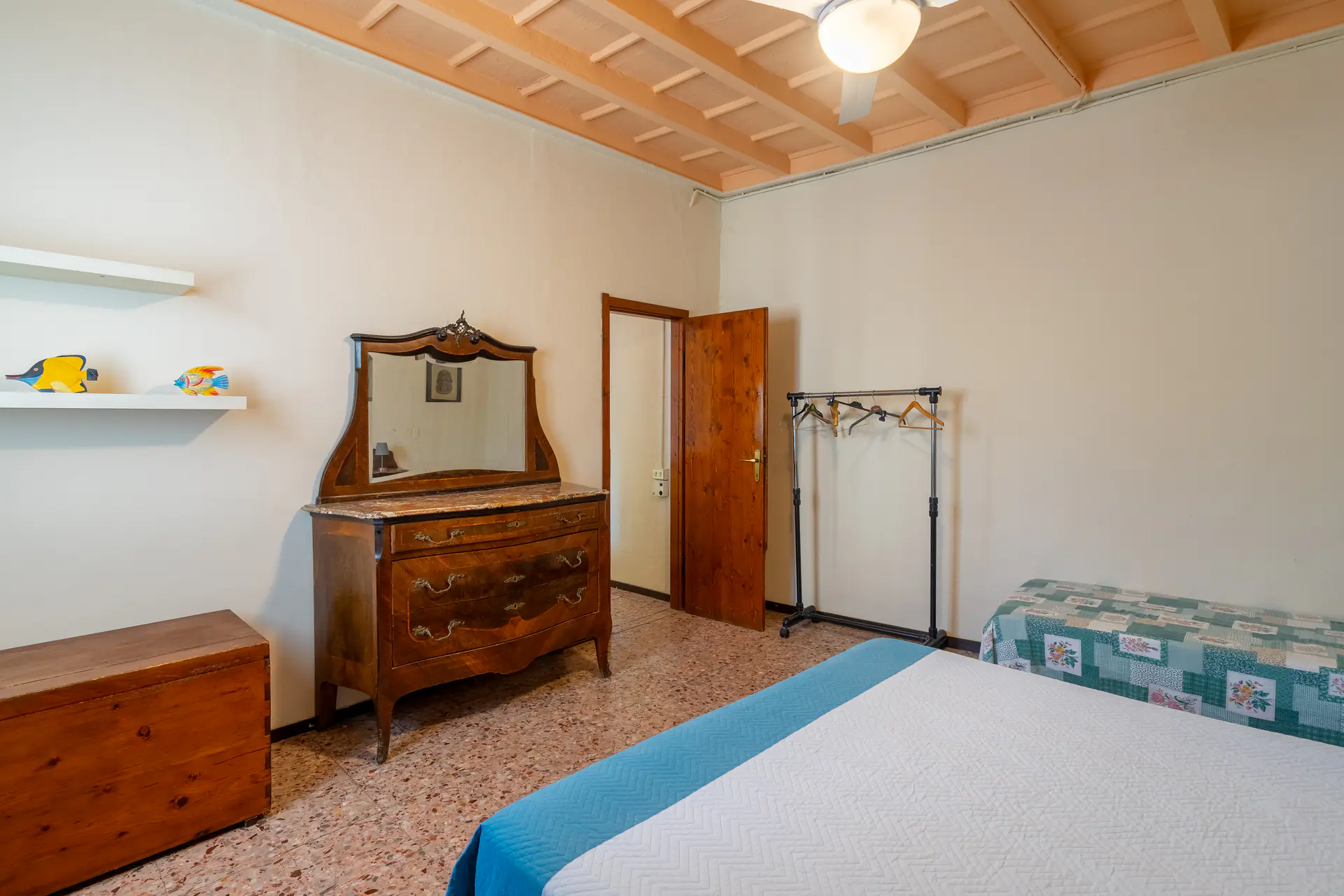 Camera matrimoniale dell'Appartamento 1 del B&B Gandini a Melegnano, vista da un altro angolo