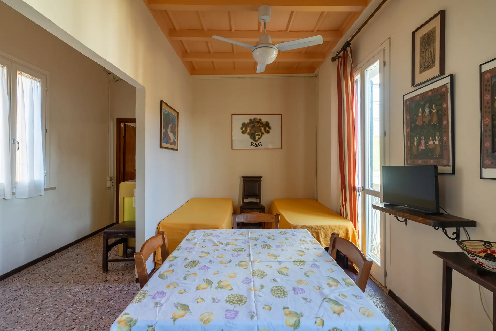 Sala luminosa dell'Appartamento 1 del B&B Gandini a Melegnano, ideale per pernottamento vicino Milano