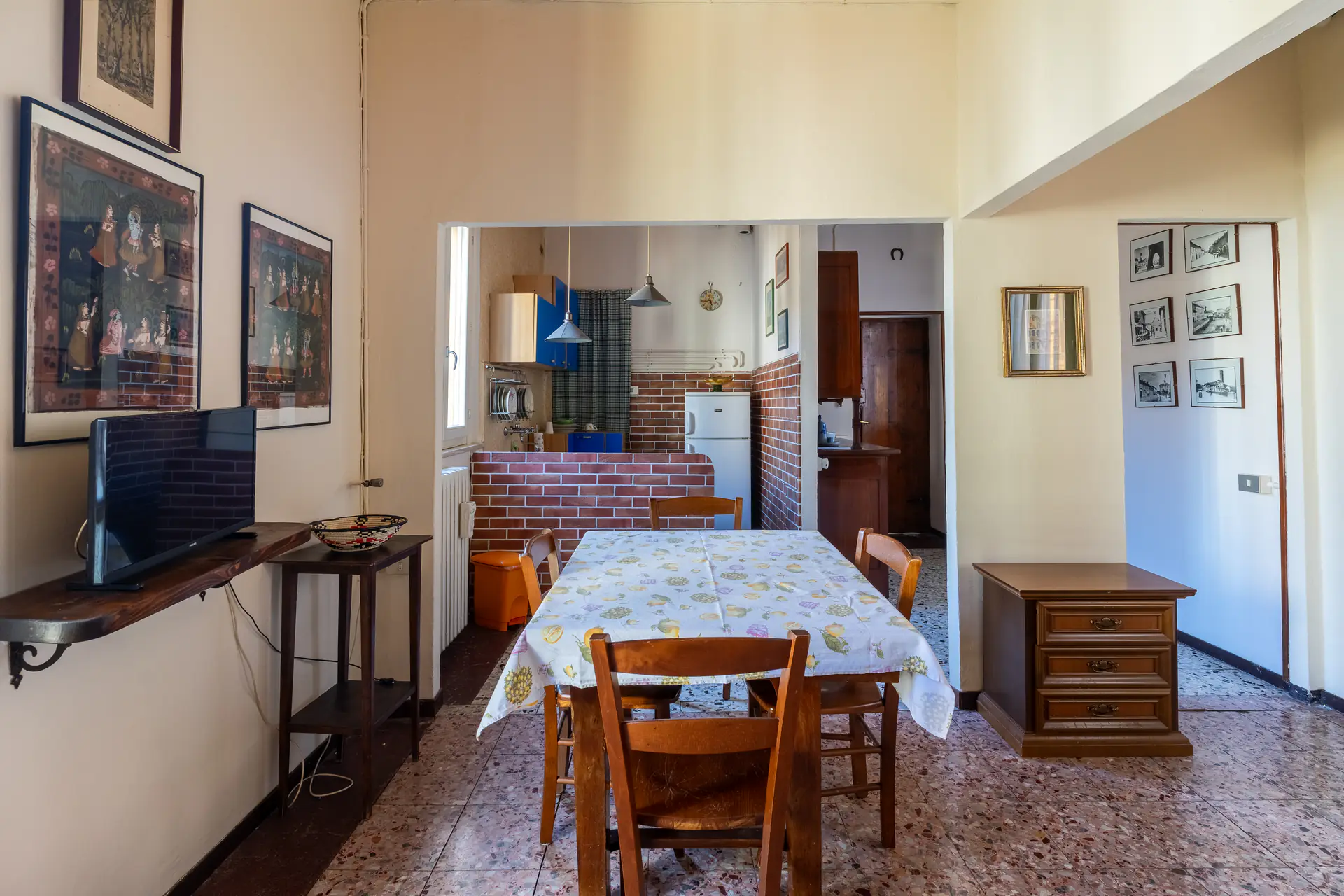 Zona giorno con sala e cucina dell'Appartamento 1 del B&B Gandini a Melegnano