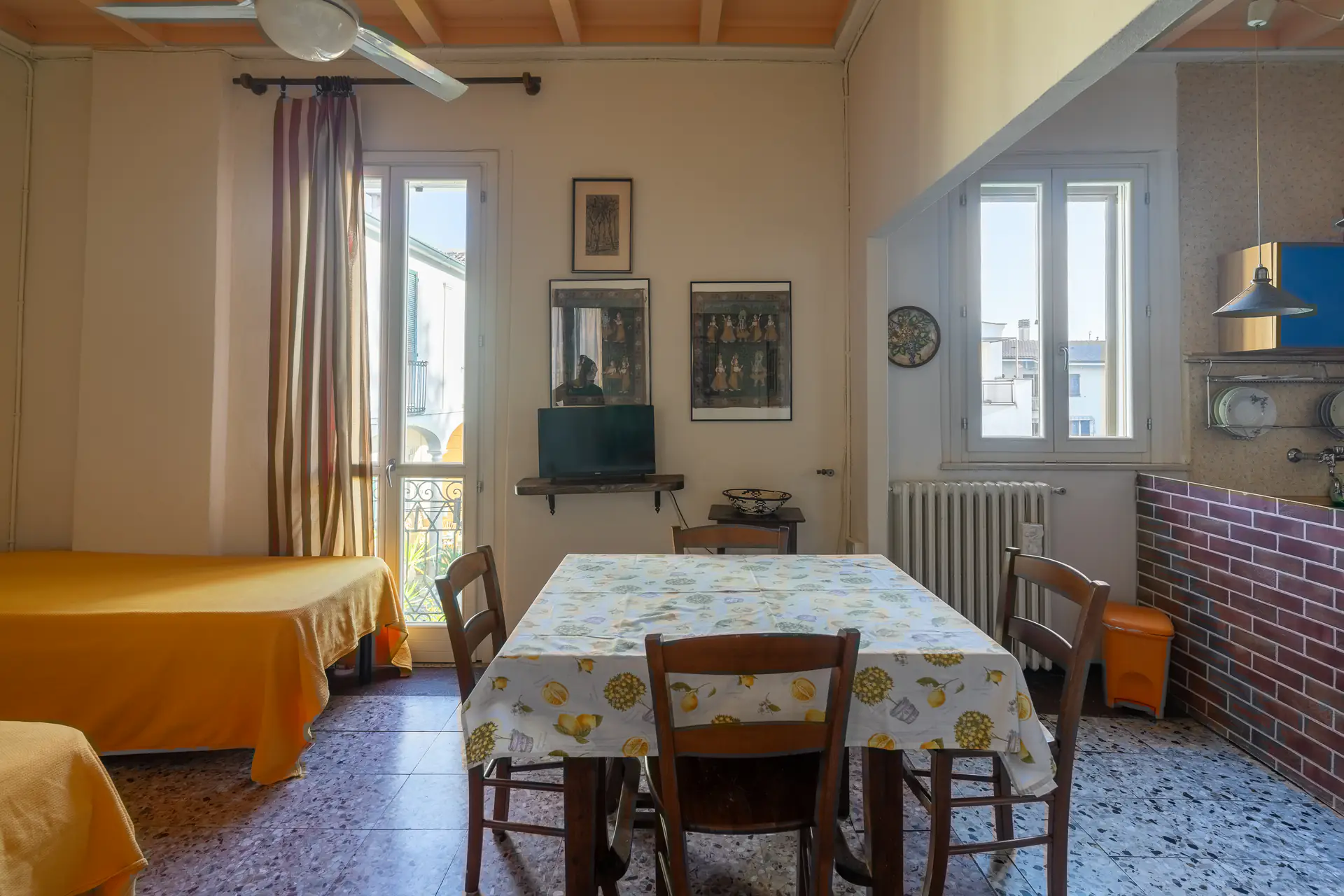 Vista laterale della sala dell'Appartamento 1 del B&B Gandini a Melegnano