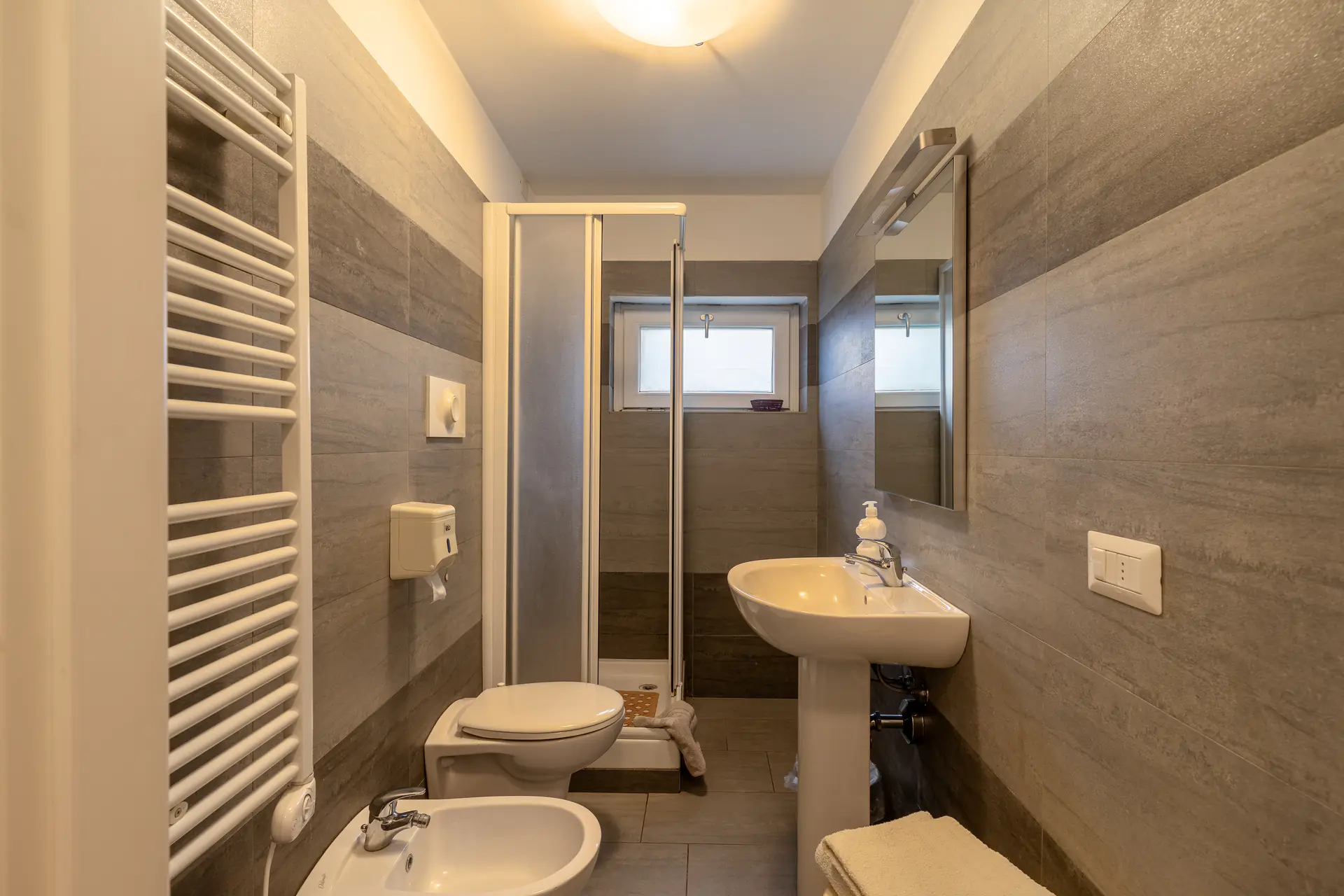 Bagno privato della camera del B&B Gandini a Melegnano con doccia, wc, bidet e lavandino