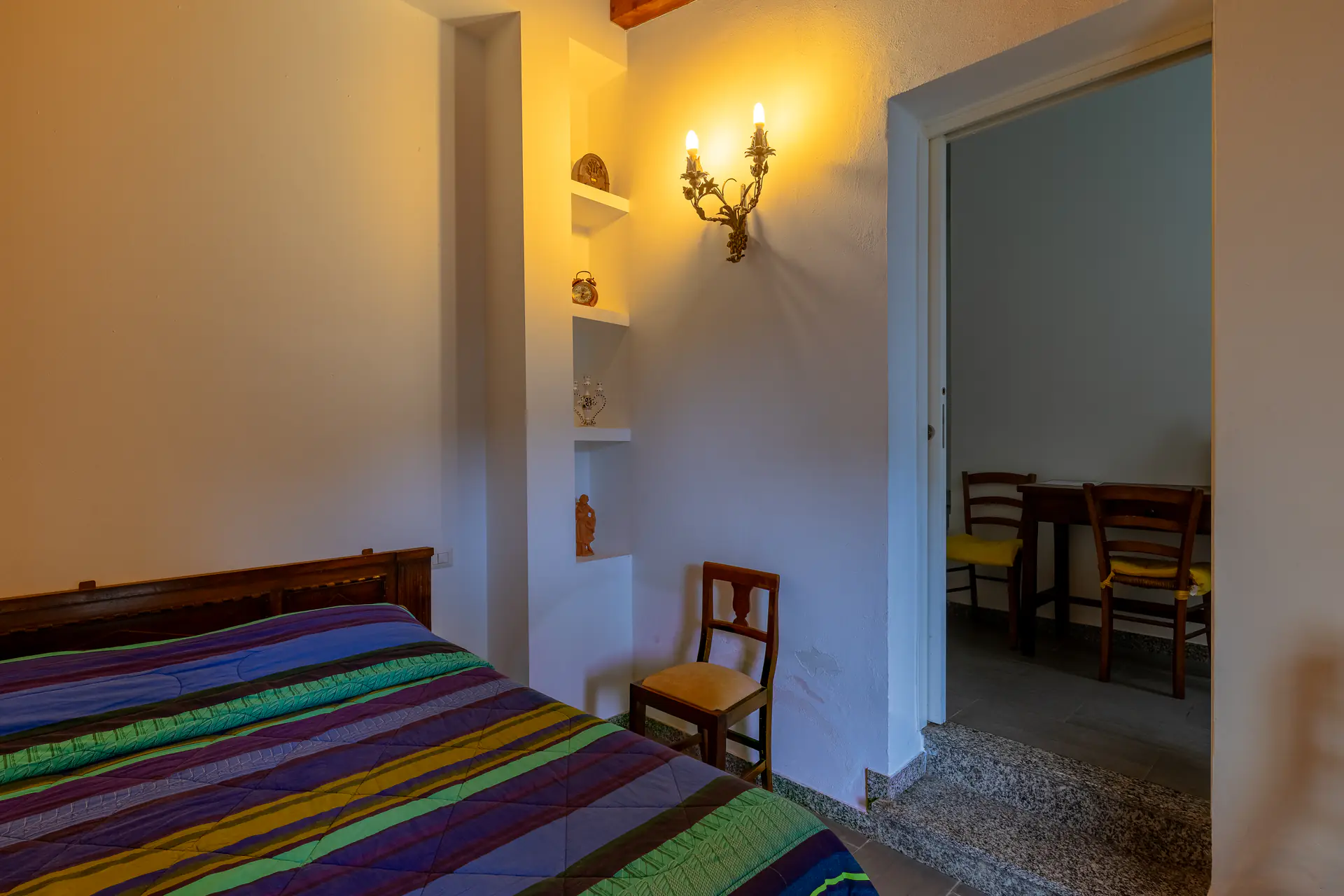 Altro angolo della camera matrimoniale del B&B Gandini a Melegnano con area soggiorno