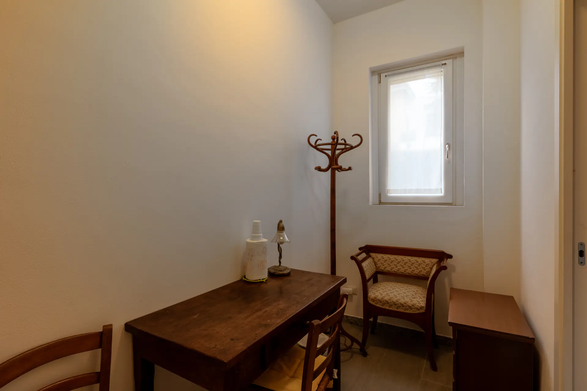 Piccola saletta con scrivania e cassettiera nella camera del B&B Gandini a Melegnano