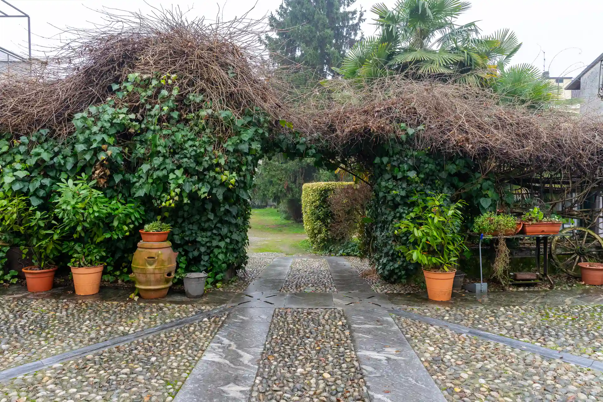 Cortile esterno del B&B Gandini a Melegnano con parcheggio privato e area verde